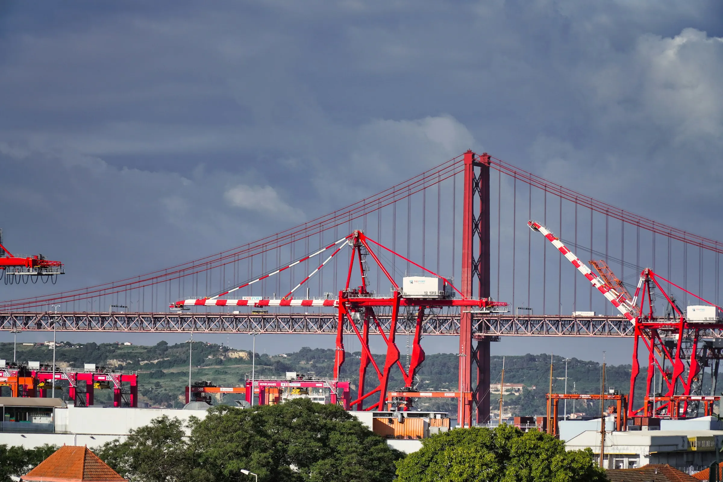 Gruas do terminal de contentores de Lisboa com a Ponte 25 de Abril ao fundo