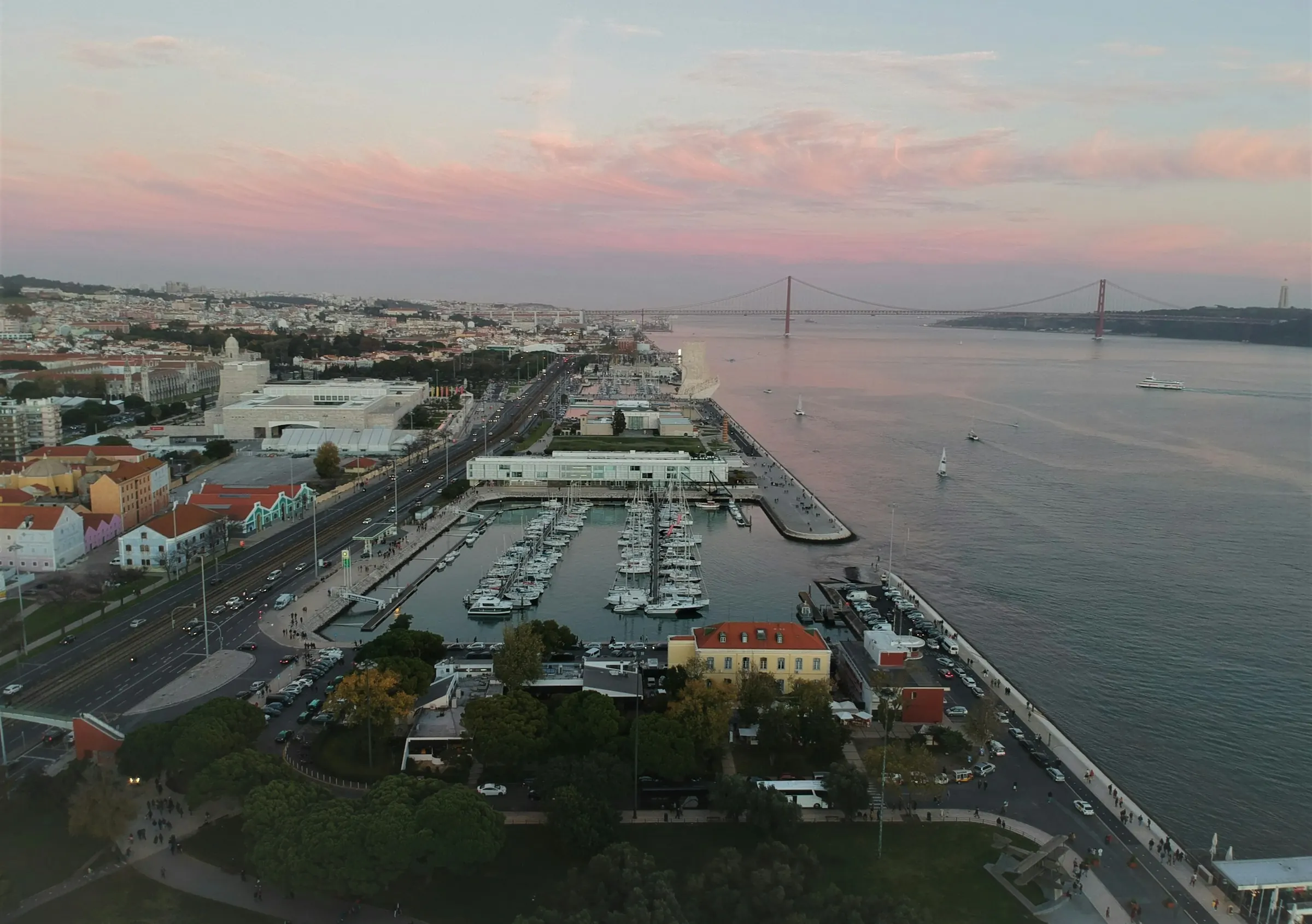 Vista aérea da zona ribeirinha de Lisboa e do rio Tejo ao entardecer